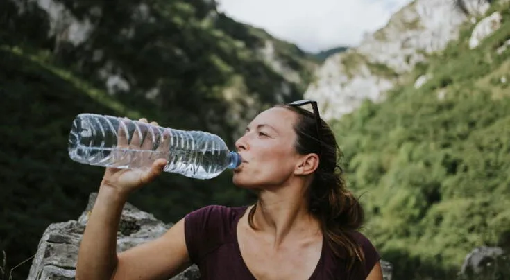 ¿Cuánta agua deberías tomar al día para mejorar la presión arterial? Esto dicen los expertos