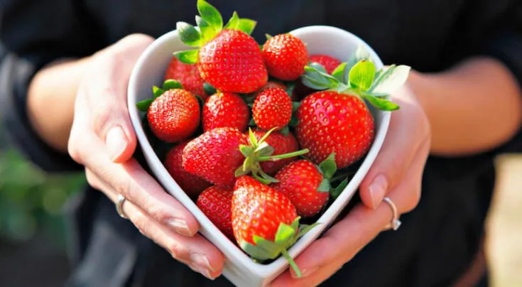 La forma correcta de lavar las fresas para eliminar pesticidas, según expertos