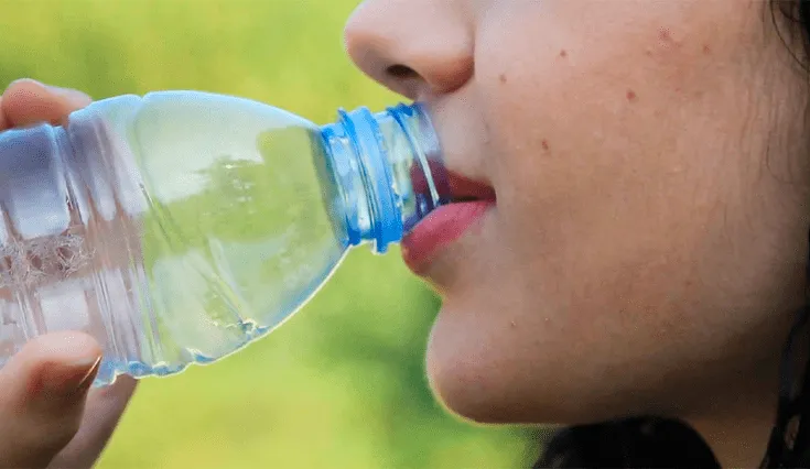 Cuánta agua que debes tomar al día para bajar el azúcar en la sangre.