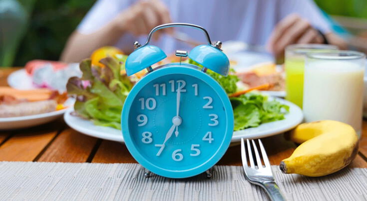 ¿A qué hora deberías desayunar y cenar? Una bióloga revela el horario ideal para el cuerpo y para mejorar tu salud intestinal