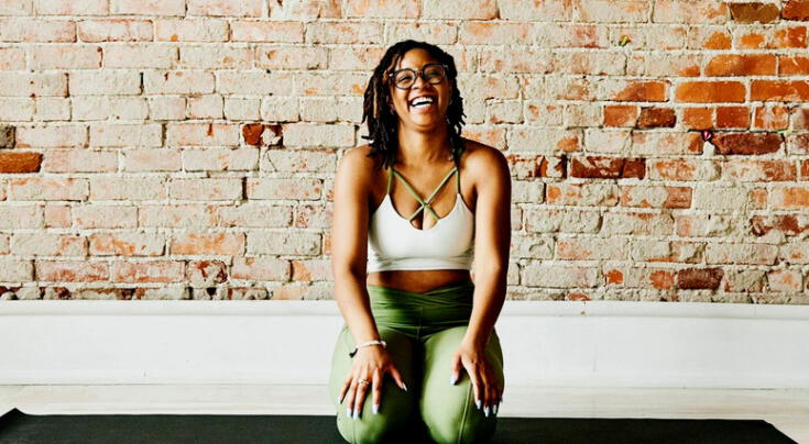 Esta postura de yoga actúa como 100 abdominales, ayuda a aplanar el vientre y calma el estrés