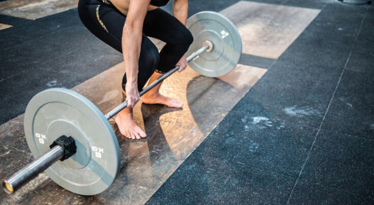 Científicos revelan si es bueno o no entrenar descalzo.