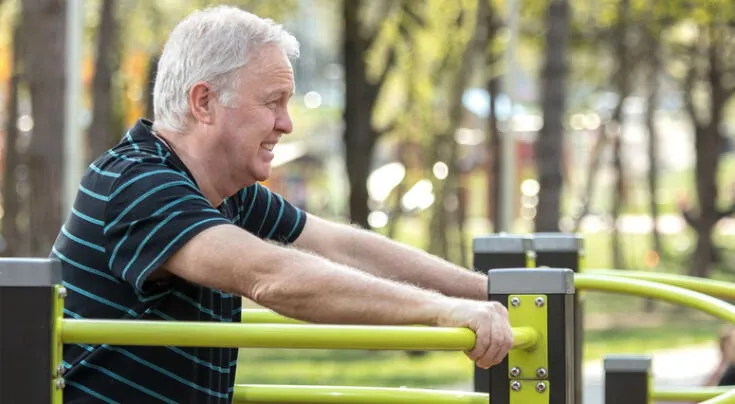La mejor rutina de ejercicio para hacer en el parque si tienes más de 65 años, según especialistas