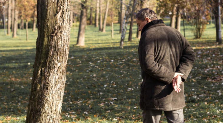 ¿Qué significa caminar con las manos en la espalda? Esto revelan los expertos