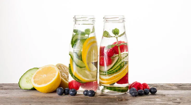 Agua Detox para reducir la hinchazón abdominal.