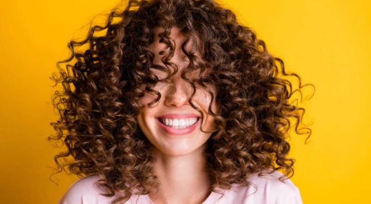 Cómo lucir rizos perfectos: peinados y cuidados adecuados para tu cabello según tu edad, con recomendaciones de un experto