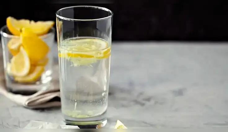 ¿Es bueno tomar agua con limón en ayunas? Te explicamos sus beneficios ¿Es bueno tomar agua con limón en ayunas? Te explicamos sus beneficios