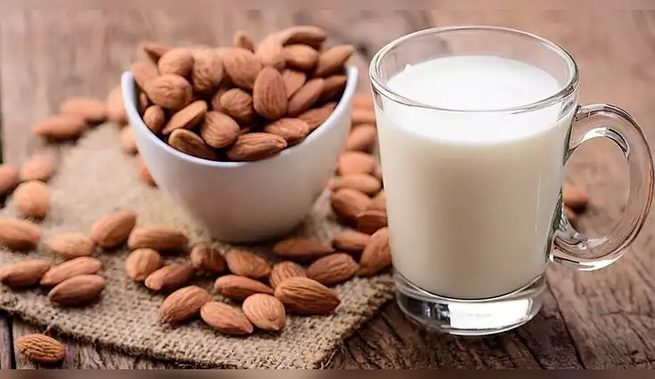 La leche de almendras es una opción nutritiva, baja en carbohidratos y fácil de digerir. La leche de almendras es una opción nutritiva, baja en carbohidratos y fácil de digerir.
